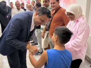 Siyaseti koridorlarda değil, halkın arasında yapıyor (4) Siyaseti koridorlarda değil, halkın arasında yapıyor (4)