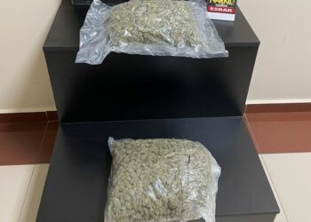 Sokakta 2 kilogram esrarla yakalandılar