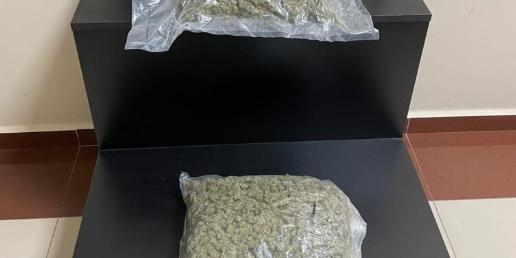 Sokakta 2 kilogram esrarla yakalandılar