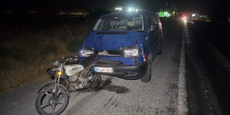 Söke’de minibüs motosiklete çarptı 3 yaralı