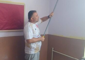 Söke’de öğretmen kendi sınıfını boyadı (2)