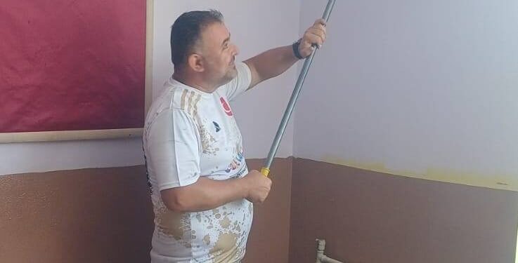 Söke’de öğretmen kendi sınıfını boyadı (2)
