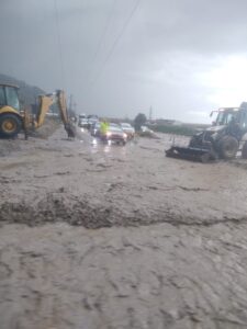 Söke’de sağanak sele döndü, trafik durdu (1) Söke’de sağanak sele döndü, trafik durdu (1)