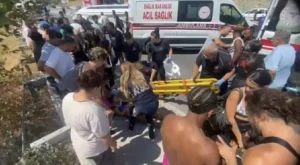 Söke’de turistleri taşıyan midibüs devrildi 7 yaralı