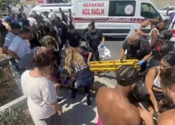 Söke’de turistleri taşıyan midibüs devrildi 7 yaralı