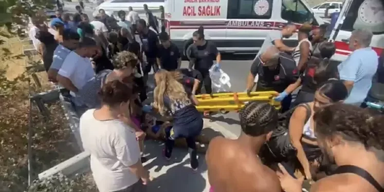 Söke’de turistleri taşıyan midibüs devrildi 7 yaralı