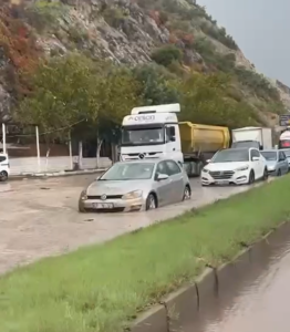 Aydın’ın Söke ilçesinde etkili olan sağanak yağış nedeniyle meydana gelen