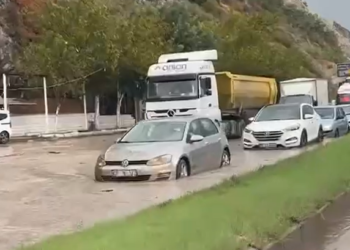 Söke’de yağmur heyelana neden oldu Karayolu kapandı (3)