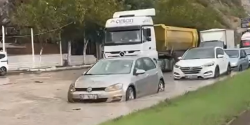 Söke’de yağmur heyelana neden oldu Karayolu kapandı (3)