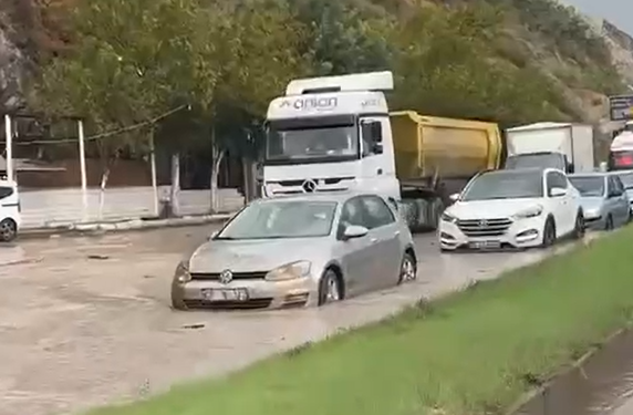 Söke’de yağmur heyelana neden oldu Karayolu kapandı (3)