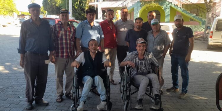 Sökeli engelli kardeşler yeni tekerlekli sandalyelerine kavuştu (1)