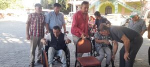 Sökeli engelli kardeşler yeni tekerlekli sandalyelerine kavuştu (3)