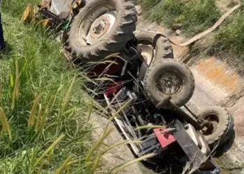Sulama kanalına devrilen traktörde öldü
