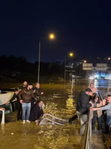 Suya gömülen minibüsteki 20 yolcu kurtarıldı (1)