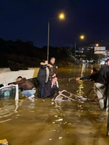 Suya gömülen minibüsteki 20 yolcu kurtarıldı (2)