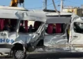 TIR ile çarpışan işçi servisi devrildi 8 yaralı