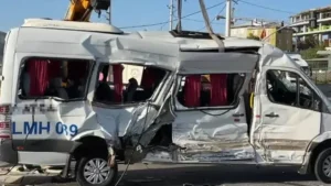 Kocaeli’nin Çayırova ilçesinde TIR ile çarpışan işçi servisinin devrildiği kazada 8 kişi
