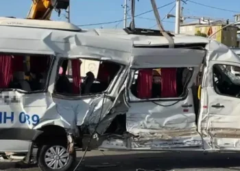 TIR ile çarpışan işçi servisi devrildi 8 yaralı