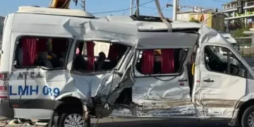 TIR ile çarpışan işçi servisi devrildi 8 yaralı