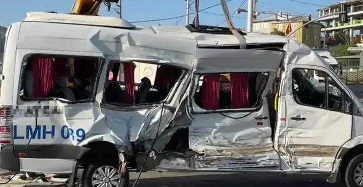 TIR ile çarpışan işçi servisi devrildi 8 yaralı