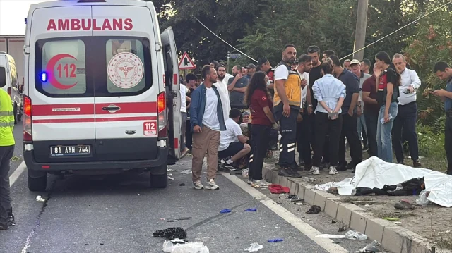 TIR ile işçileri taşıyan araç çarpıştı: 4 ölü 8 yaralı Düzce'nin Akçakoca ilçesi Alaplı yolunda bir tır, tarım aracı denilen