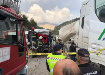 TIR ile minibüs çarpıştı 7 ölü, 7 yaralı