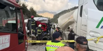 TIR ile minibüs çarpıştı 7 ölü, 7 yaralı