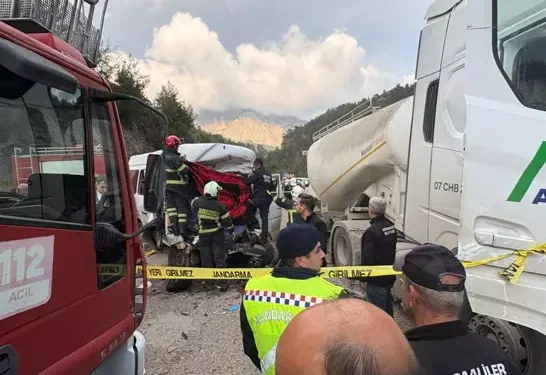 TIR ile minibüs çarpıştı 7 ölü, 7 yaralı