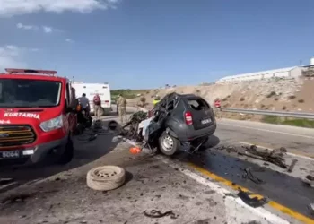 TIR ile otomobil çarpıştı 1 ölü, 2 ağır yaralı