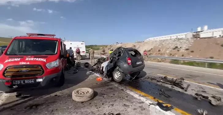 TIR ile otomobil çarpıştı 1 ölü, 2 ağır yaralı