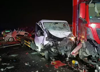 TIR, yol kenarındaki 3 araca çarptı; 8 yaralı