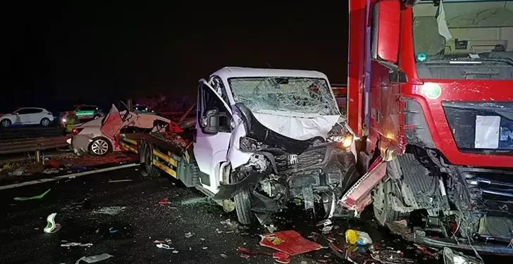 TIR, yol kenarındaki 3 araca çarptı; 8 yaralı