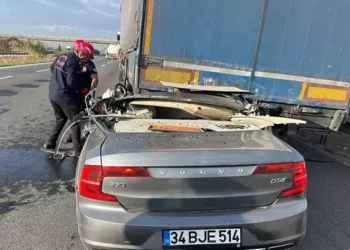 TIR'a arkadan çarpan otomobilin sürücüsü öldü