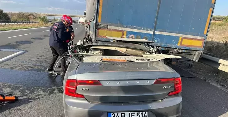 TIR'a arkadan çarpan otomobilin sürücüsü öldü
