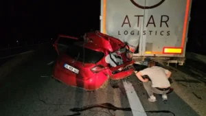 TIR’a arkadan ok gibi saplanan otomobil sürücüsü öldü TIR’a arkadan ok gibi saplanan otomobil sürücüsü öldü