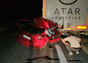 TIR’a arkadan ok gibi saplanan otomobil sürücüsü öldü