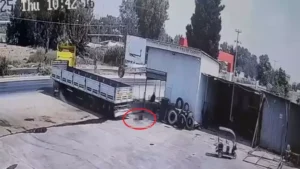 TIR'ın altında kalan 16 yaşındaki işçi öldü