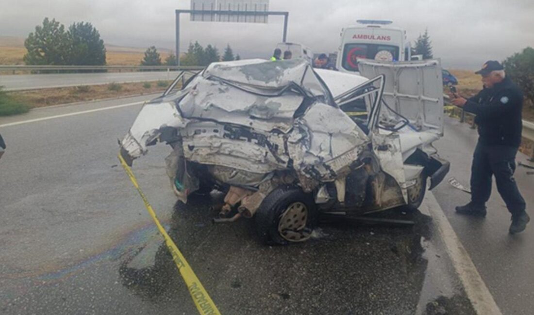 TIR’ın ezdiği otomobil 2 kişiye mezar oldu Eskişehir-Ankara kara yolunda TIR'ın otomobile arkadan çarpması sonucu meydana gelen