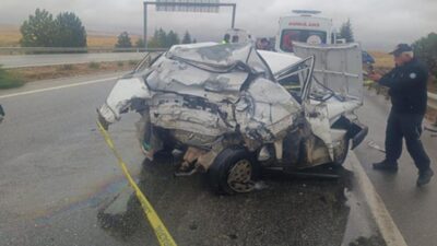 TIR’ın ezdiği otomobil 2 kişiye mezar oldu Eskişehir-Ankara kara yolunda TIR'ın otomobile arkadan çarpması sonucu meydana gelen