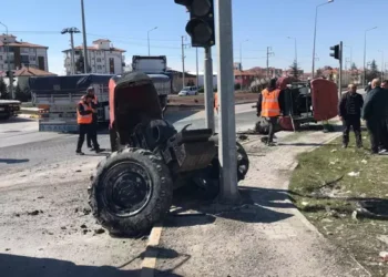 TIR'la çarpışan traktör ikiye bölündü