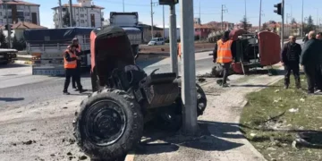 TIR'la çarpışan traktör ikiye bölündü