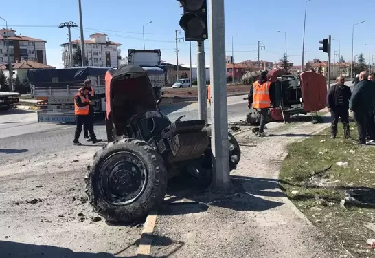TIR'la çarpışan traktör ikiye bölündü
