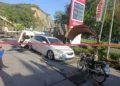 Takla atan otomobil bankta oturan iki kardeşe çaptı 6 yaralı