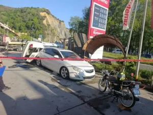 Takla atan otomobil bankta oturan iki kardeşe çaptı 6 yaralı Takla atan otomobil bankta oturan iki kardeşe çaptı 6 yaralı