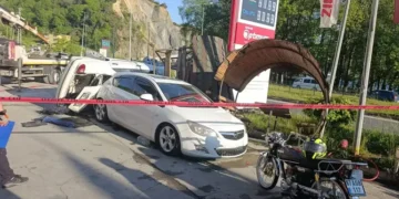 Takla atan otomobil bankta oturan iki kardeşe çaptı 6 yaralı