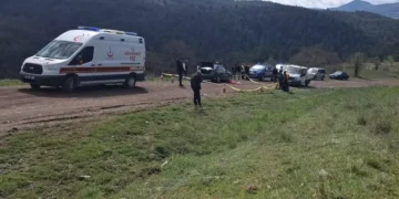 Tamir etmek istediği otomobilin altında kalarak öldü