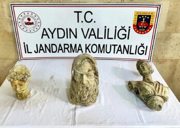 Germencik'te 200 bin dolarlık büstle yakalandılar