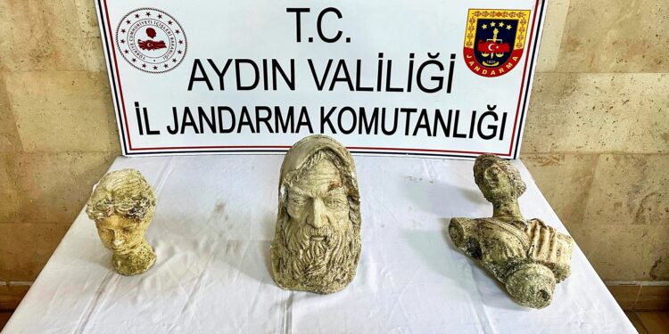 Germencik'te 200 bin dolarlık büstle yakalandılar