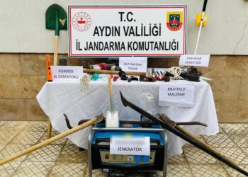 Tarihi eser ararken suçüstü yakalandılar