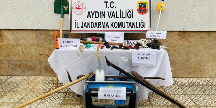 Tarihi eser ararken suçüstü yakalandılar